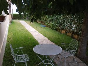 A garden outside Apartament del Mar