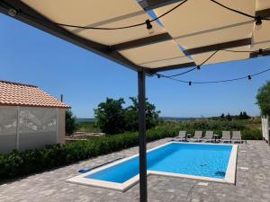 Bazén v ubytování Villa Katarina - großer Pool beheizt - Meerblick nebo v jeho okolí