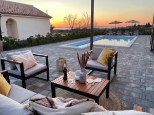 Bazén v ubytování Villa Katarina - großer Pool beheizt - Meerblick nebo v jeho okolí
