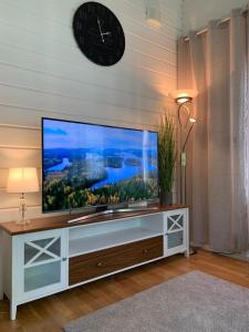 Telewizja i/lub zestaw kina domowego w obiekcie Elegant villa on the shore of Lake Saimaa