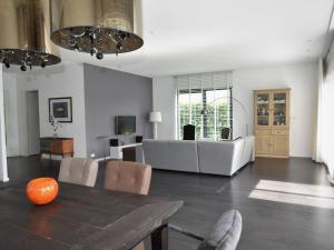 ein Wohnzimmer mit einem Tisch und einem Sofa in der Unterkunft Holiday Home in Zeewolde with Jetty next to golf course in Zeewolde
