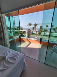 um quarto com uma cama e vista para o oceano em HOTEL ENSEADA BEIRA MAR no Guarujá