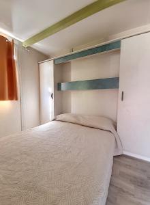 - une chambre avec un lit dans l'établissement Avignon, joli chalet en campagne très proche de la ville, à Avignon