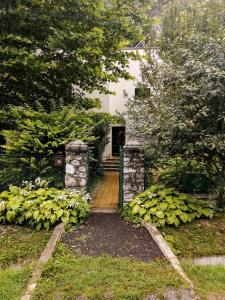 a house with a gate leading to a door at Hangvilla vendégház in Miskolc