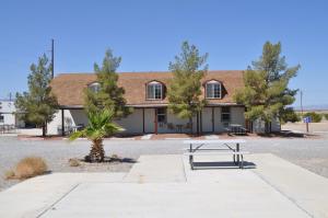 a picnic table in front of a building at K7 Bed and Breakfast in Pahrump
