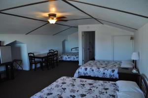 a hotel room with two beds and a table and chairs at K7 Bed and Breakfast in Pahrump