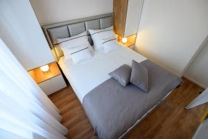 Postel nebo postele na pokoji v ubytování Luxury Apartments Leonika