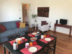 un soggiorno con tavolo e divano di Up To Sky - Appartment With Terrace a Milano