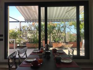 Up To Sky - Appartment With Terrace في ميلانو: طاولة مع أطباق من الطعام فوق الفناء