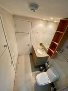 uma casa de banho com um WC e um lavatório em Beach class Muro Alto Flat em Porto de Galinhas