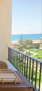 balcón con vistas al océano en Atico en Primera Linea de Playa con Vistas al Mar 3 dormitorios en Isla Canela