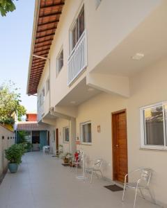 un patio de una casa con sillas y mesas en Flats Premium Jabaquara, en Paraty