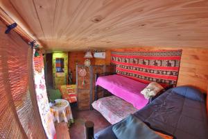 1 dormitorio con 1 cama y 1 sofá en una habitación en Casita del arbol Hostel en San Salvador de Jujuy