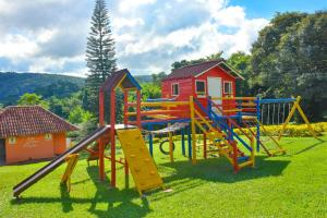 un patio con un parque infantil colorido en Hotel Chalés Cachoeira 3 Quedas en Brotas