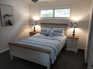 Cama ou camas em um quarto em Towac Valley Cabins