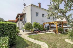 een uitzicht op een huis met een tuin bij Eva in Poreč * Istrien in Poreč