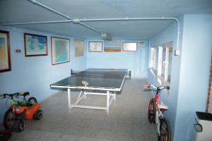 ein Zimmer mit einer Tischtennisplatte und zwei Fahrrädern in der Unterkunft Hotel Hoya in Noja