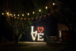 a sign that says i love lit up at night at El Encanto del Manzano & Espacio Vittalia Spa in San José de Maipo +129 photos