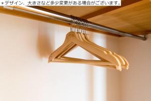 a wooden triangle hanging from a wooden pole at 松戸の快適ロフトベッド1DK 長期滞在にも Nomad松戸宿005 in Matsudo