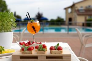 The swimming pool at or close to Residence Serristori