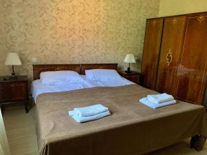 A bed or beds in a room at Hotel Red Bridge