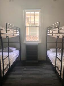 מיטה או מיטות קומותיים בחדר ב-Manly Bunkhouse