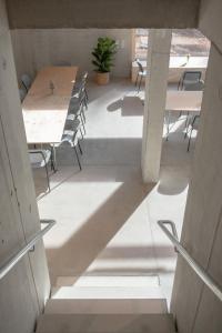 Vistas a una habitación con mesas y sillas en HAAUS, en Weinstadt