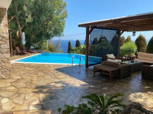 Bazén v ubytovaní Luxury villa with stunning panoramic sea view alebo v jeho blízkosti