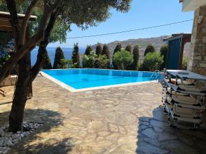 Bazén v ubytovaní Luxury villa with stunning panoramic sea view alebo v jeho blízkosti