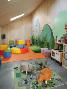 Habitación infantil con juguetes en el suelo en Sint-Sixtus 99 en Poperinge