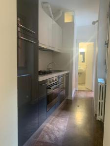 uma cozinha com um lavatório e um fogão forno superior em A Casa di Filo em Bolonha