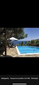 Bazén v ubytovaní Luxury villa with stunning panoramic sea view alebo v jeho blízkosti