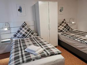 1 dormitorio con 2 camas y toallas. en Ferienwohnung Andalucia, en Selb