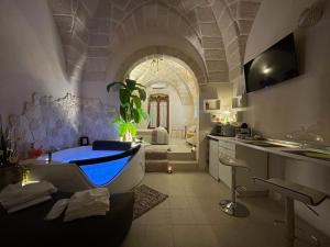 a bathroom with a blue tub in the middle of a kitchen at Suite il Vicoletto in Crispiano
