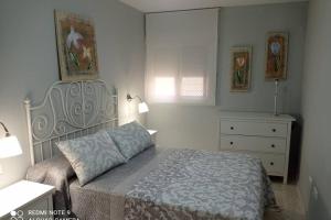 Un dormitorio con una cama y una cómoda. en Apartamento cabañiles wifi, en Jerez de la Frontera