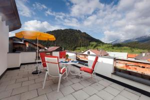 patio ze stołem i krzesłami na dachu w obiekcie Ferienhaus Luis w mieście Nauders
