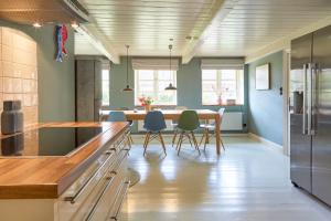 a kitchen and dining room with a table and chairs at Mein Nordstern in Humptrup