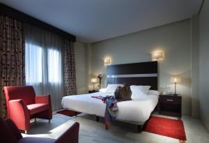 Un pat sau paturi într-o cameră la Hotel Abades Benacazon