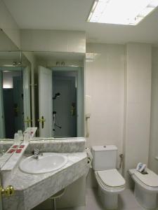 Koupelna v ubytování Hotel Rey Sancho Ramírez Somontano SL