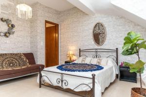 纳克索乔拉Maury Down town的带床和沙发的卧室