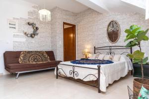 una camera con letto e divano di Maury Down town a Naxos Chora