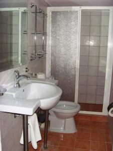 uma casa de banho com um lavatório e um WC em Ionian Paradise em Nydri