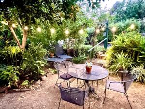 Taman di luar Sinnamons Cottage