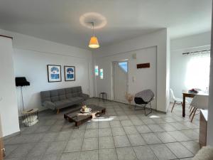 ein Wohnzimmer mit einem Sofa und einem Tisch in der Unterkunft Nostalgia Villas in Tersanas