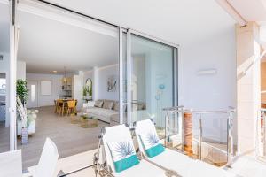 uma sala de estar com portas de vidro deslizantes em MEVAMAR em Fornells