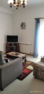 sala de estar con sofá y mesa en calmo e simpatico apartamento, en Vila Praia de Âncora
