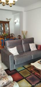 sala de estar con sofá de cuero marrón en calmo e simpatico apartamento, en Vila Praia de Âncora