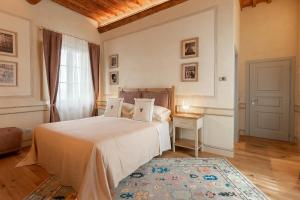 Villa Svetoni Wine Resort في مونتيبولسيانو: غرفة نوم بها سرير وبه جهازين لابتوب