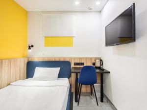 A bed or beds in a room at Dovzhenko