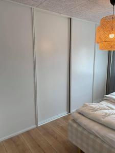 Postel nebo postele na pokoji v ubytování luksus spahus i skagen